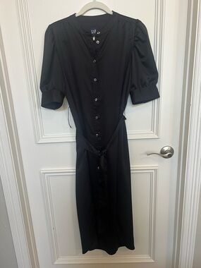 NWT Gap Puff Sleeve Satin Miidi Dress.
Size Small. Color is Black